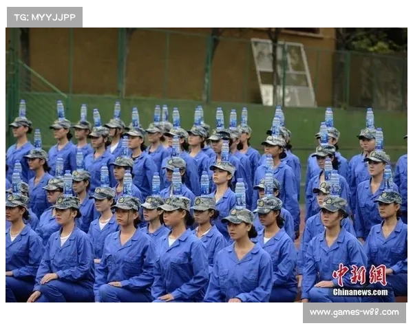 北京军训新玩法:头顶水杯走路,锻炼不止是体能(军训头顶水瓶) 北京军训新玩法:头顶水杯走路,锻炼不止是体能(军训头顶水瓶)